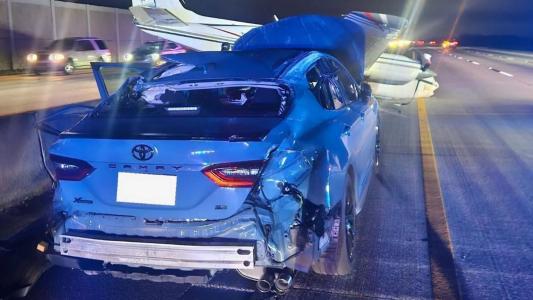 Avião pousa sobre carro na Flórida-EUA