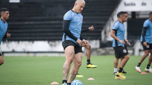 Emerson Galego, atacante do Santa Cruz, está suspenso para enfrentar o Nacional-PB