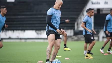 Emerson Galego, atacante do Santa Cruz, está suspenso para enfrentar o Nacional-PB