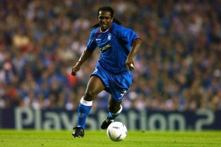 Emerson defendendo os Rangers no futebol da Escócia