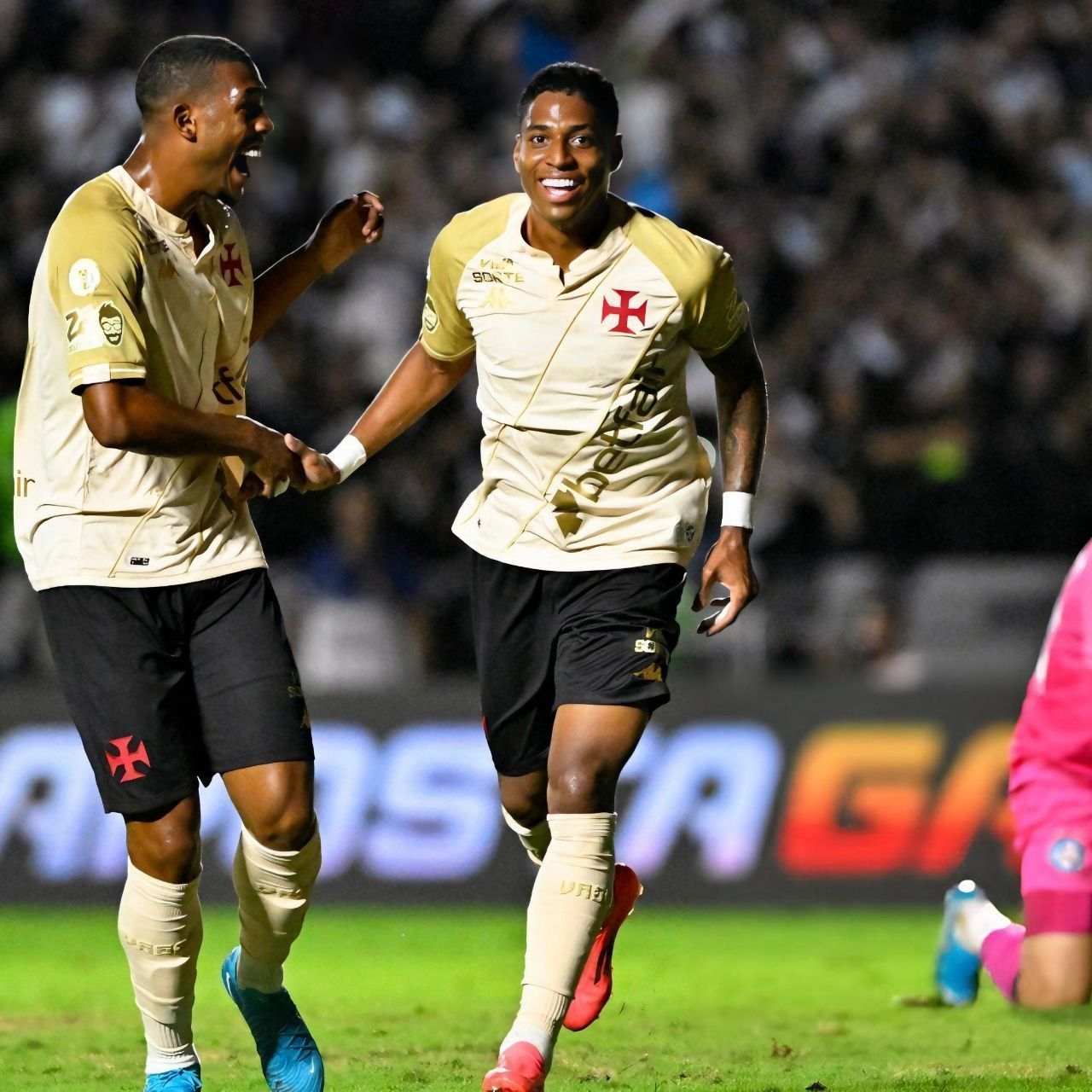 Vasco acerta rescisão e devolve colombiano para time em que atua Messi