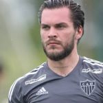 No fim, a bola está com o Nathan!