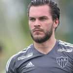 No fim, a bola está com o Nathan!