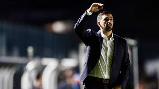 Emiliano Díaz durante partida do Vasco: o auxiliar comandou o time na ausência de seu pai, o técnico Ramón Díaz