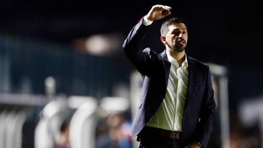 Emiliano Díaz durante partida do Vasco: o auxiliar comandou o time na ausência de seu pai, o técnico Ramón Díaz