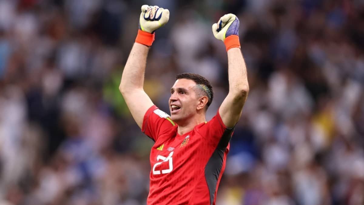 Fifa suspende goleiro da Argentina por gestos obscenos e agressão a cinegrafista; entenda