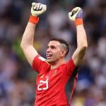 Fifa suspende goleiro da Argentina por gestos obscenos e agressão a cinegrafista; entenda