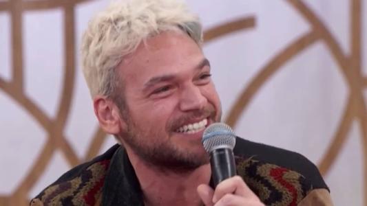 Emílio Dantas se emocionou ao receber homenagem de Fabiula Nascimento no programa Encontro