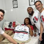 Resgata de prédio desabado vestindo camisa do Santa Cruz recebe visita especial