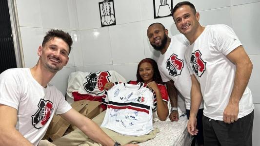 Emily recebeu a visita dos jogadores do Santa Cruz