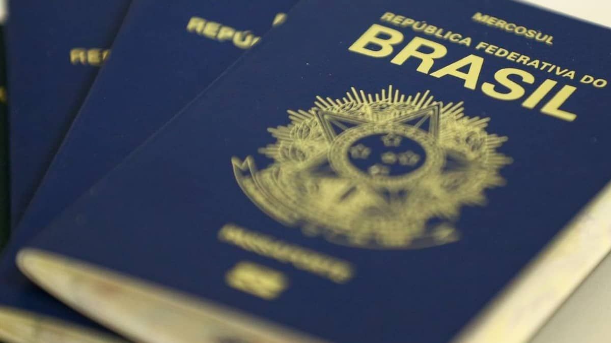 Passaporte brasileiro sobe em ranking dos melhores do mundo para viajar; veja classificação
