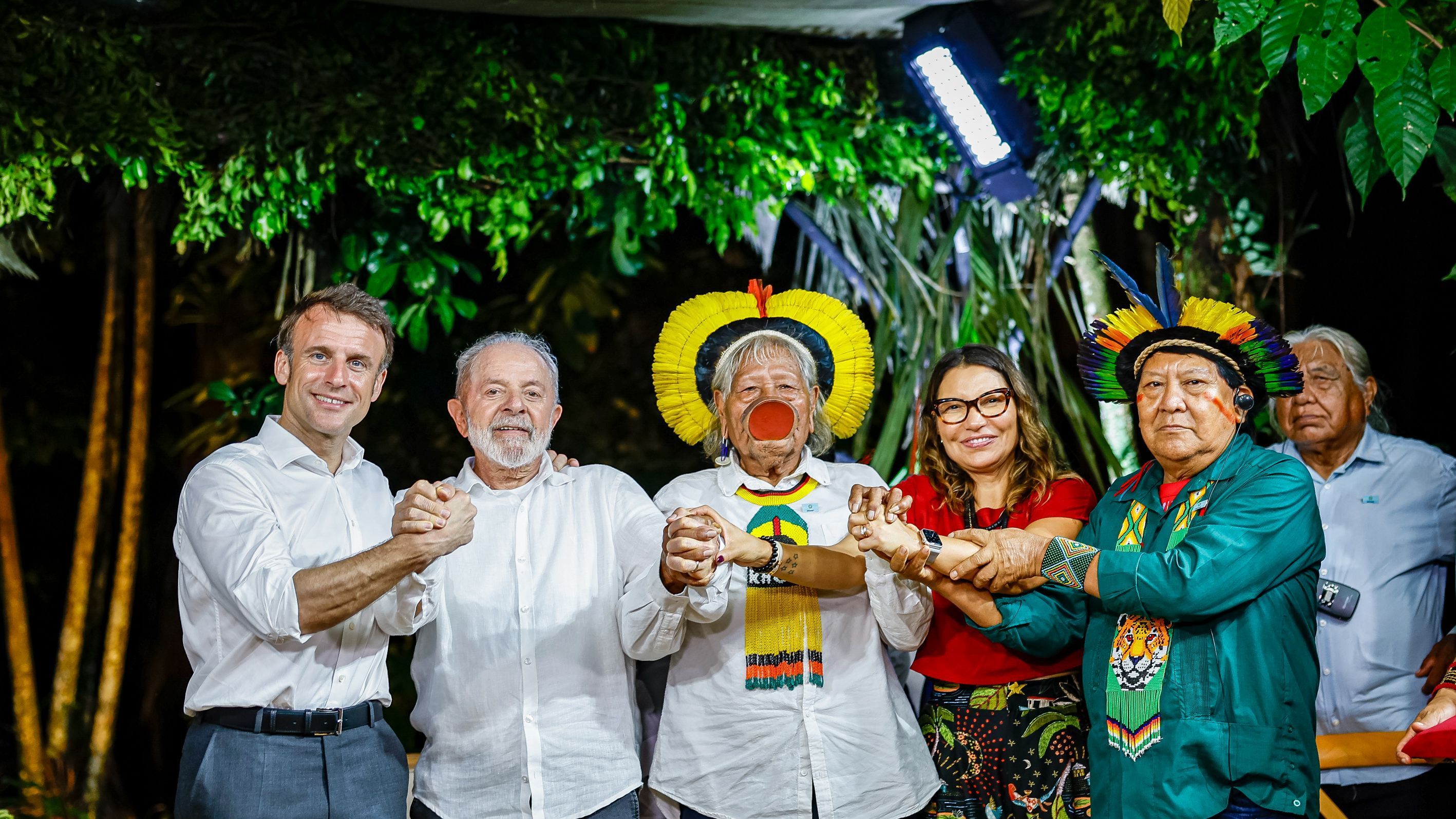 'Vamos continuar demarcando', garante Lula sobre territórios indígenas durante encontro com Macron em Belém