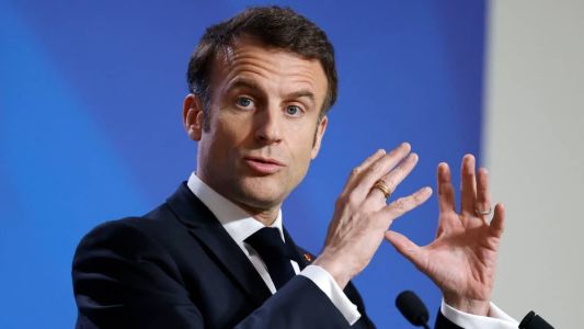 Emmanuel Macron promulga reforma da Previdência que aumenta idade mínima para aposentadoria de 62 para 64 anos