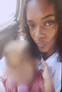 Mulher com a filha dentro do carro de aplicativo