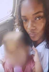 Mulher com a filha dentro do carro de aplicativo