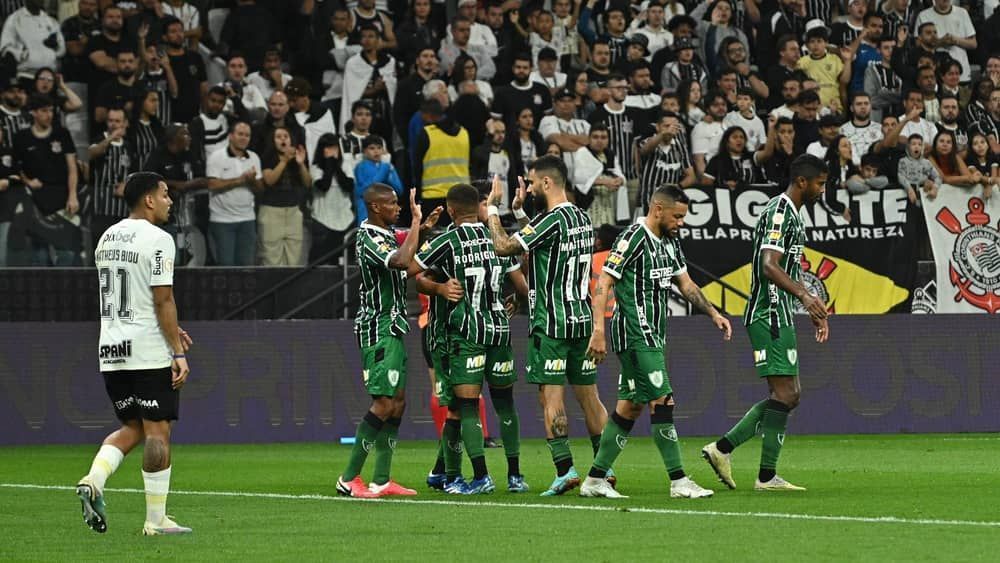Empate do Corinthians com lanterna América é marcado por protestos