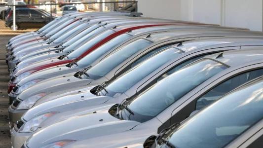 Emplacamentos de veículos sobem mais de 9% em abril, diz Fenabrave