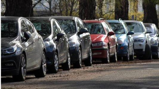 Empreendedor encontra bilhete com ofensas racistas em seu carro e diz querer justiça