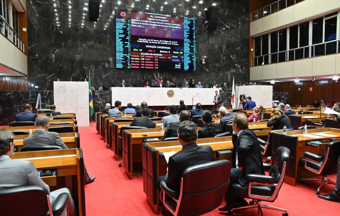 Projeto aprovado na ALMG incentiva empresas contratadas pelo estado a empregar mulheres vítimas de violência