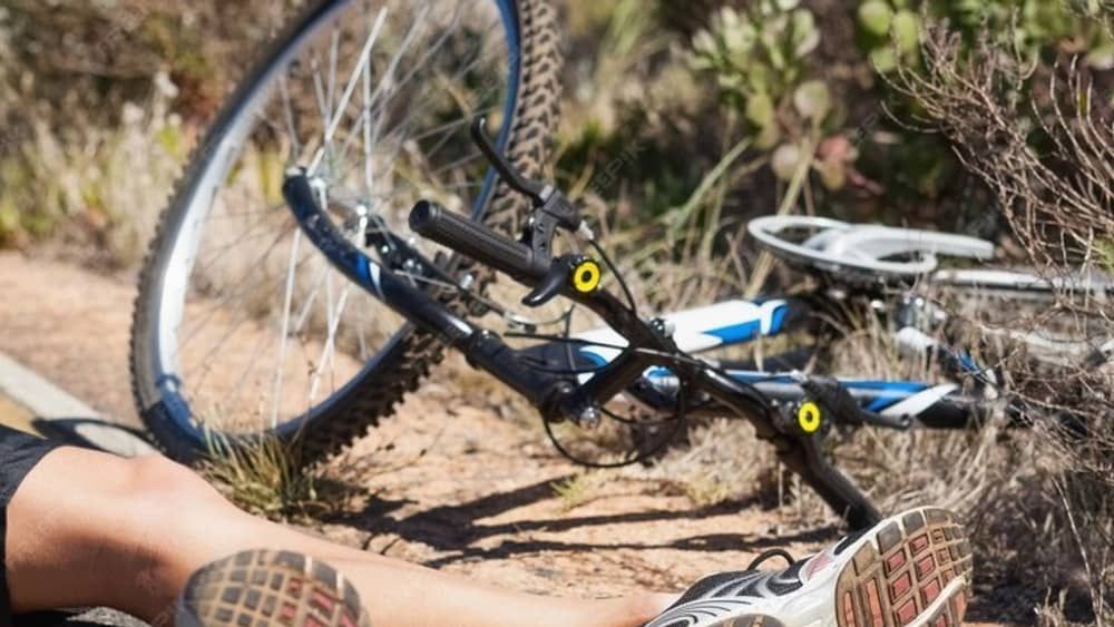 Mulher entra na Justiça por cair de bike na volta do trabalho em MG 