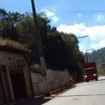 Moradores de Saramenha reclamam da queda de minério das cargas dos caminhões