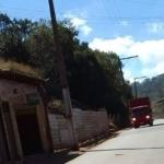 Moradores de Saramenha reclamam da queda de minério das cargas dos caminhões