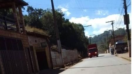 Empresa nega as acusações de poeira nas ruas com base em imagens fornecidas pelo vice-presidente da Associação dos Bairros
