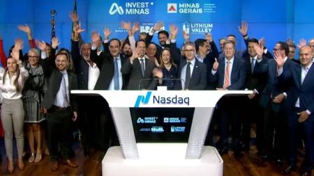 Empresário grego fez o L durante abertura do pregão na Bolsa de Valores de Nova York