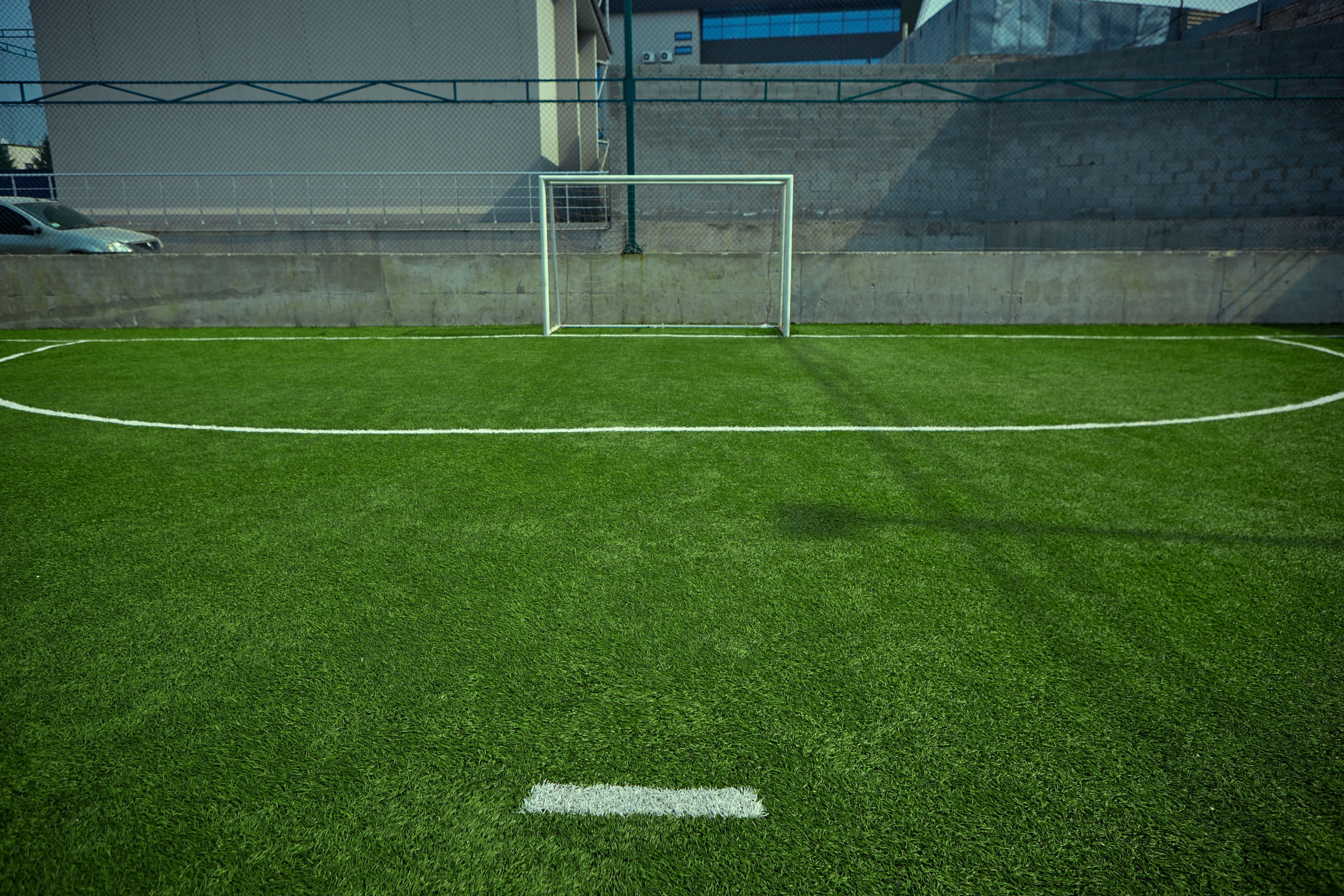 Jovem morre ao cair de cerca enquanto tentava pegar uma bola em quadra