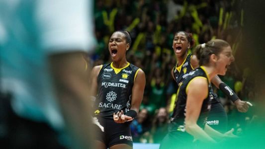 Empurrado pela sua torcida, o Praia Clube conquistou o bi da Superliga Feminina