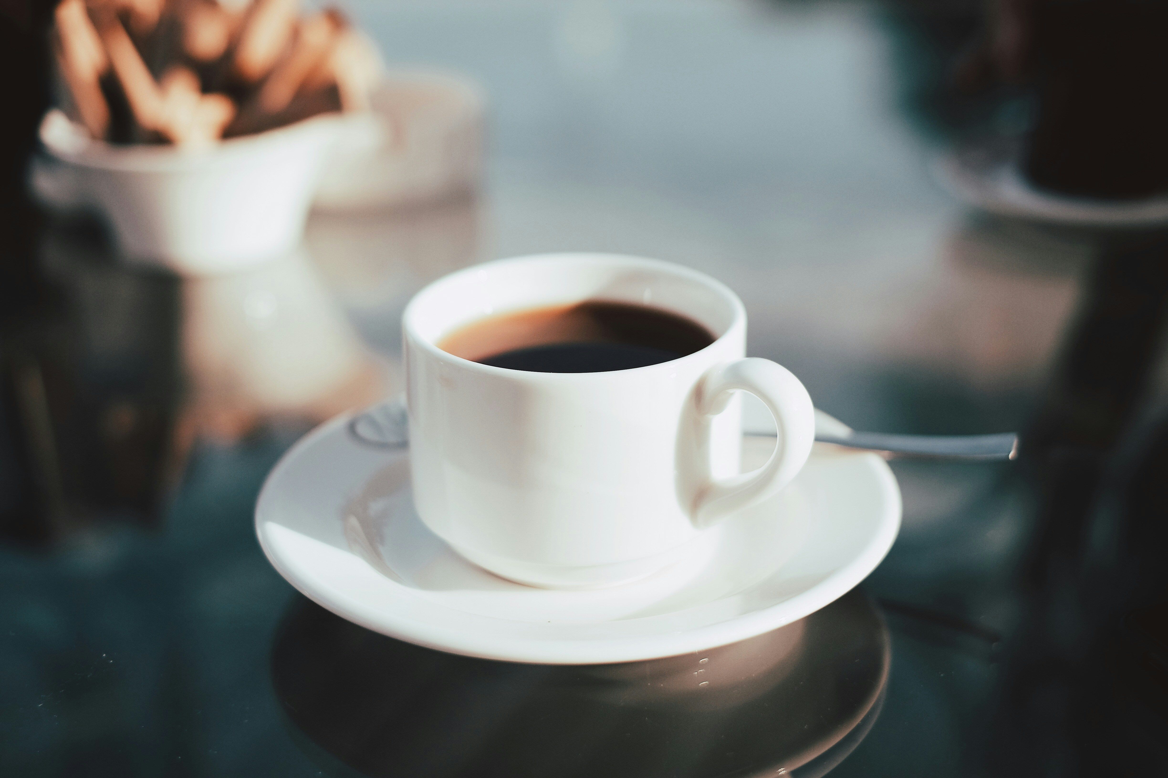 Tomar café ao acordar faz mal? Profissionais da saúde explicam