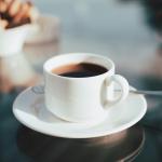 Tomar café ao acordar faz mal? Profissionais da saúde explicam