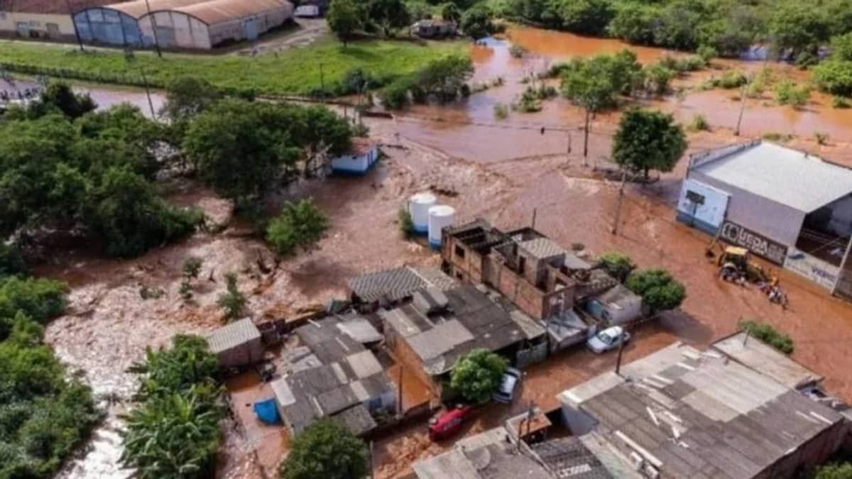 VÍDEO | Rio transborda e causa destruição em cidade do Paraná