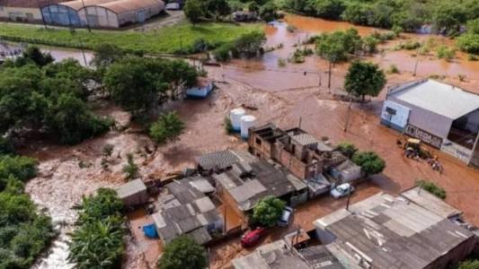 Enchente afeta Bandeirantes, no Paraná, após tromba d'água
