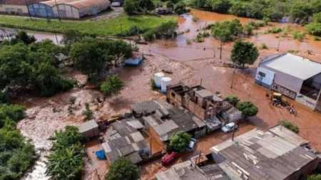 Enchente afeta Bandeirantes, no Paraná, após tromba d'água