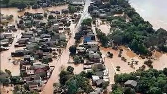 Enchentes destruíram rodovias e pontes