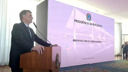 Encontro com diplomatas aconteceu em julho do ano passado; ex-presidente promoveu ataques infundados ao sistema eleitoral brasileiro