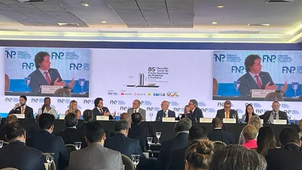 Prefeitos discutem impactos da reforma tributária e clima em Brasília