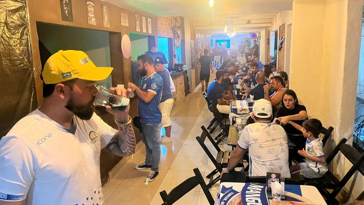 Cruzeiro: festa em bar com ídolos e troféu marca encontro mundial de redutos
