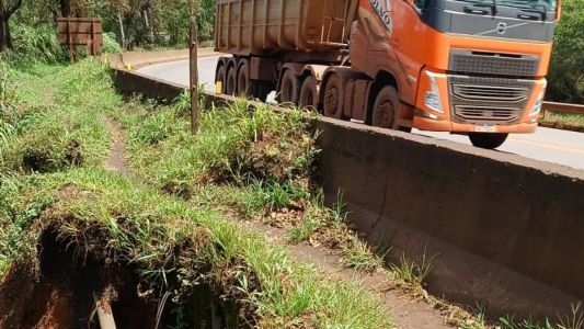 Encosta com risco de desabar fica em um trecho de curva na altura do Km 588