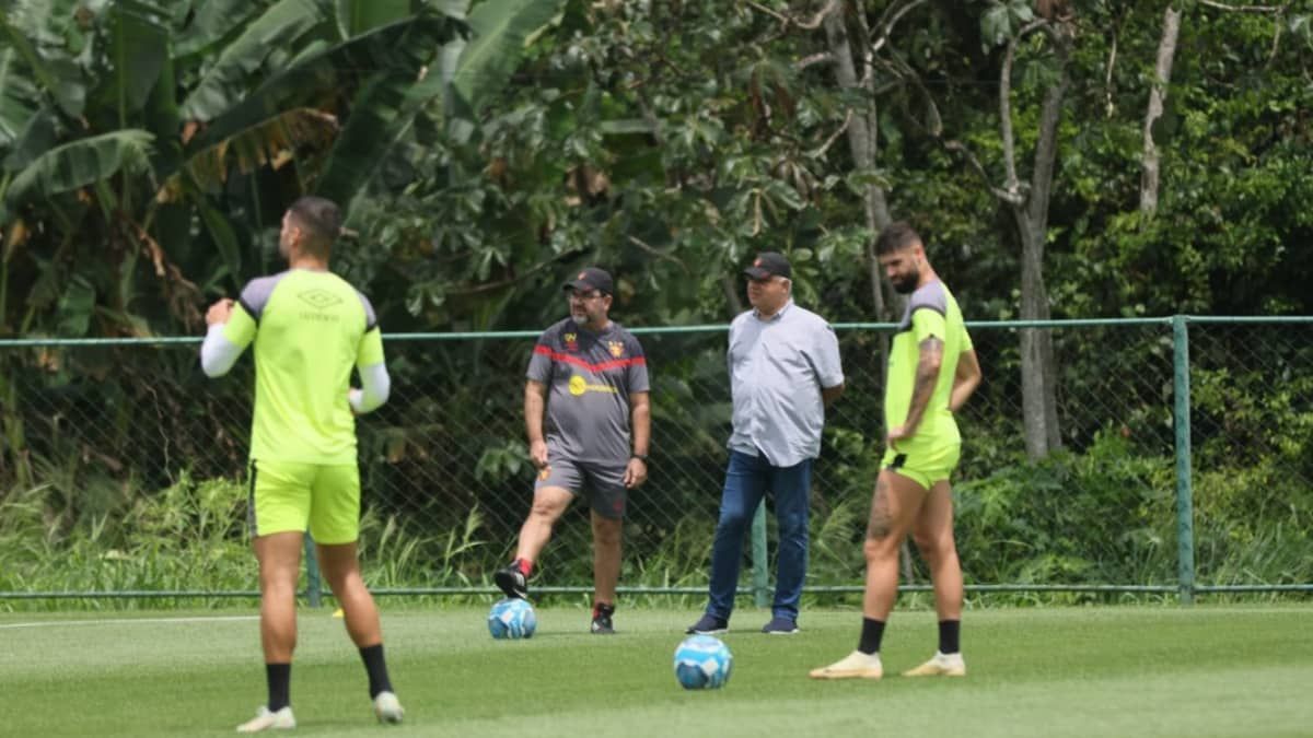 Pressionado, Enderson recebe apoio espontâneo do presidente do Sport 