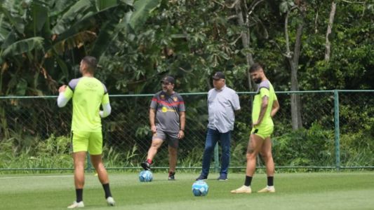 Enderson Moreira ao lado do presidente Yuri Romão