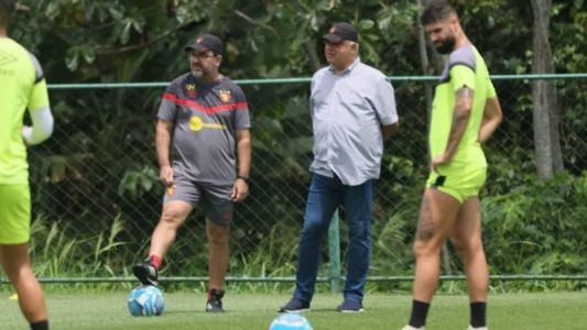 Enderson Moreira ao lado do presidente, Yuri Romão