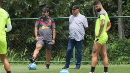 Enderson Moreira ao lado do presidente, Yuri Romão