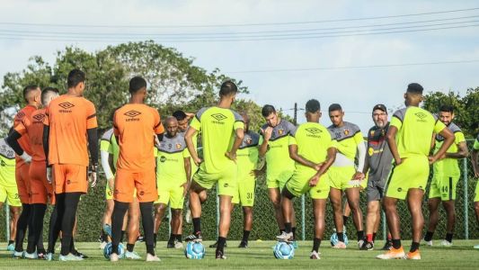 Enderson Moreira conversa com elenco do Sport