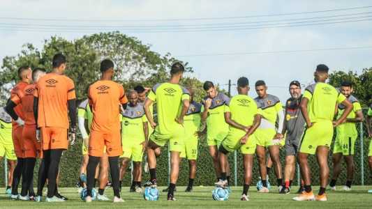Enderson Moreira conversa com elenco do Sport