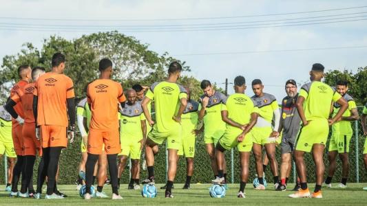 Enderson Moreira conversa com elenco do Sport