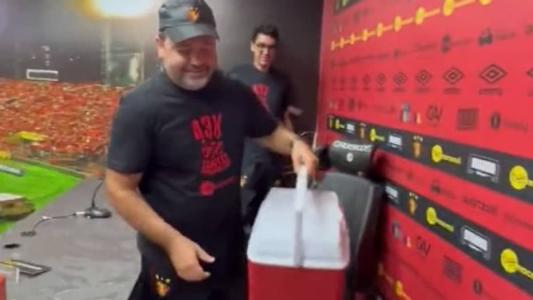 Enderson Moreira levou banho de gelo na coletiva de imprensa