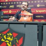 Enderson elogia torcida em virada e admite 'decepção' com primeiro tempo do Sport