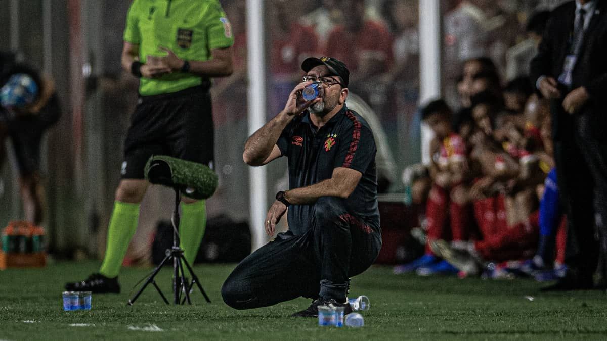 Enderson sobre escalar lateral da base no Sport: 'A gente é criticado quando não põe'